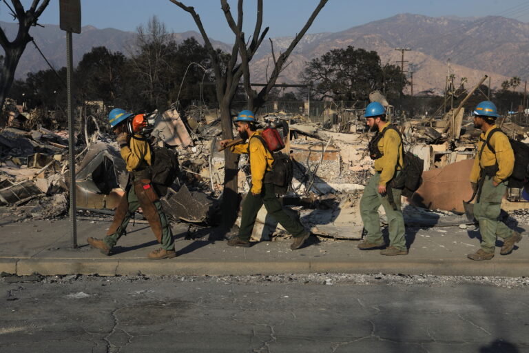 Aumentan a 24 los muertos en incendios forestales de Los Ángeles