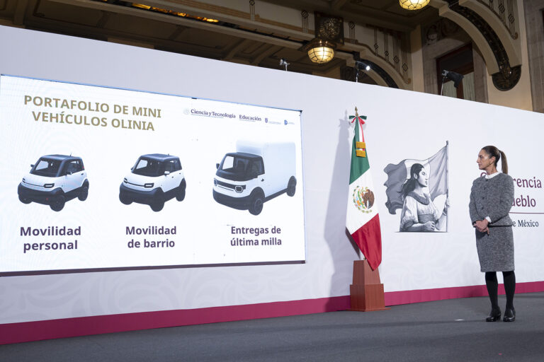 Claudia Sheinbaum presenta Olinia, primera armadora mexicana de mini vehículos eléctricos desarrollados en México
