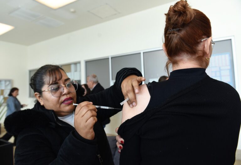 Colocan módulo de vacunación contra la influenza y tétanos en edificio de la Presidencia de Torreón