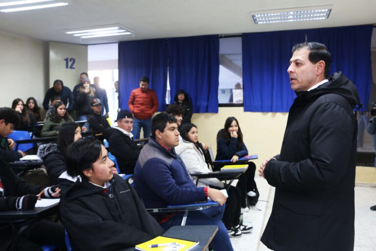 Da rector de la UA de C la bienvenida a los alumnos de la Preparatoria Número Uno