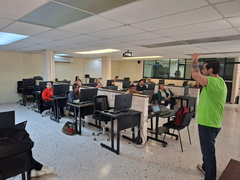 Docentes de Inglés de la UA de C son capacitados con materiales de Oxford University Press