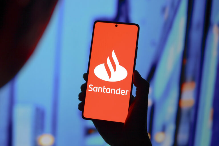 El Banco Santander alerta de un error en su app que muestra cargos duplicados en las cuentas de sus clientes en España