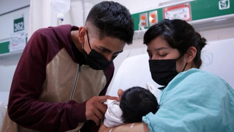 Embarazo entre los 20 y los 35 años disminuye riesgos para la madre y el bebé: IMSS Coahuila