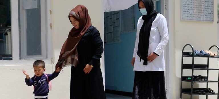 En Afganistán, las autoridades de facto deben cambiar de rumbo con respecto a las mujeres