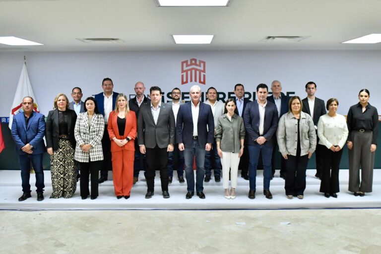 Entrega Román Cepeda nuevos nombramientos de directores