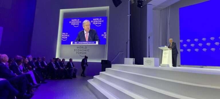 Jefe de la ONU denuncia en Davos el retroceso de los compromisos climáticos