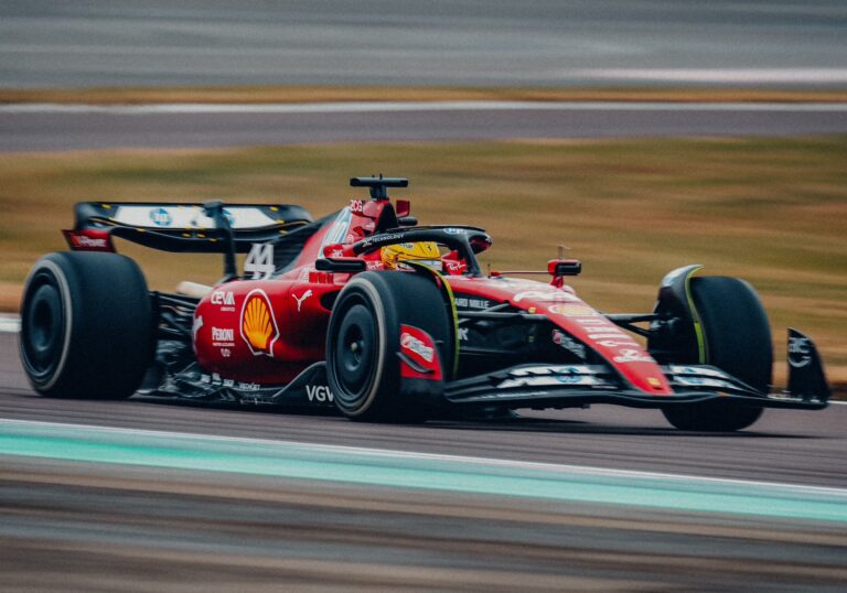 Lewis Hamilton conduce por primera vez con Ferrari