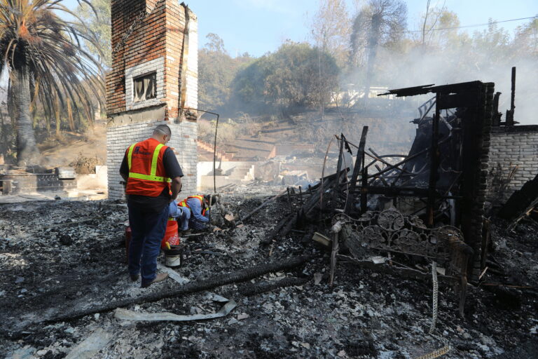 Los devastadores incendios en California dejan destrucción sin precedentes y una comunidad en ruinas