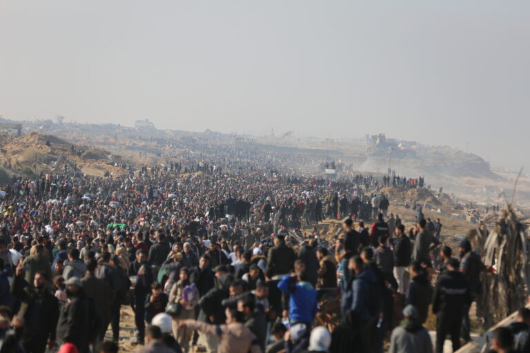 Más de 200 mil personas regresan al arrasado norte de Gaza