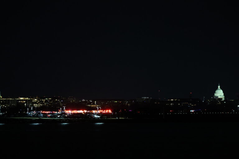 Recuperan 18 cuerpos del río Potomac tras estrellarse avión cerca del Aeropuerto Nacional Reagan en Washington