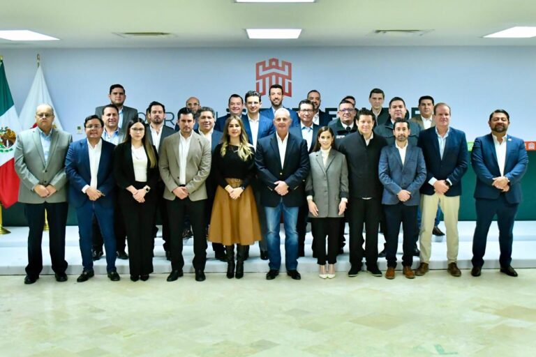 Román Cepeda toma protesta a funcionarios públicos de la Administración 2025-2027 de Torreón