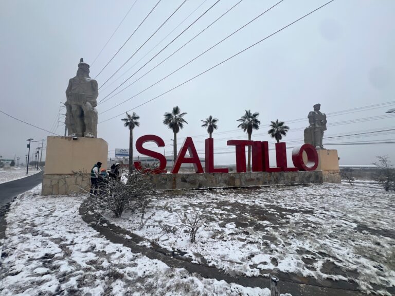 Temperaturas congelantes paralizan Saltillo