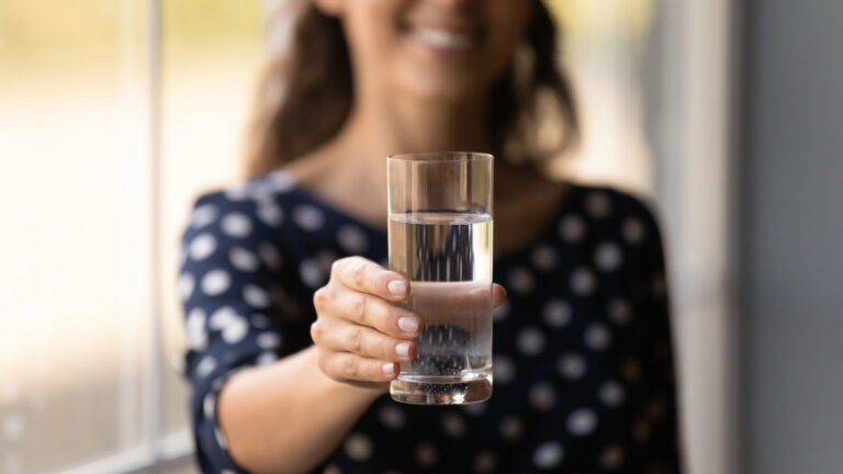 Tres razones por las que no deberías tomar agua en el vaso de las veladoras