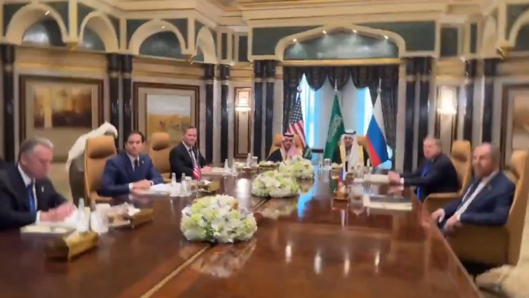 Estados Unidos y Rusia acuerdan poner fin al conflicto ucraniano y normalizar sus relaciones diplomáticas