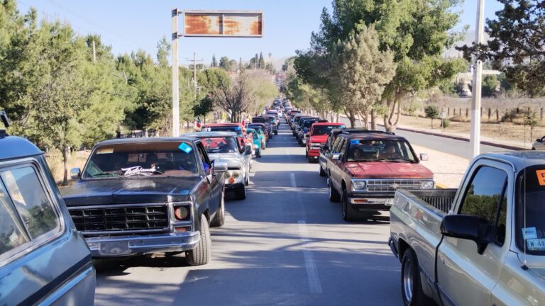 Celebran en Arteaga el Día Nacional del Auto Antiguo