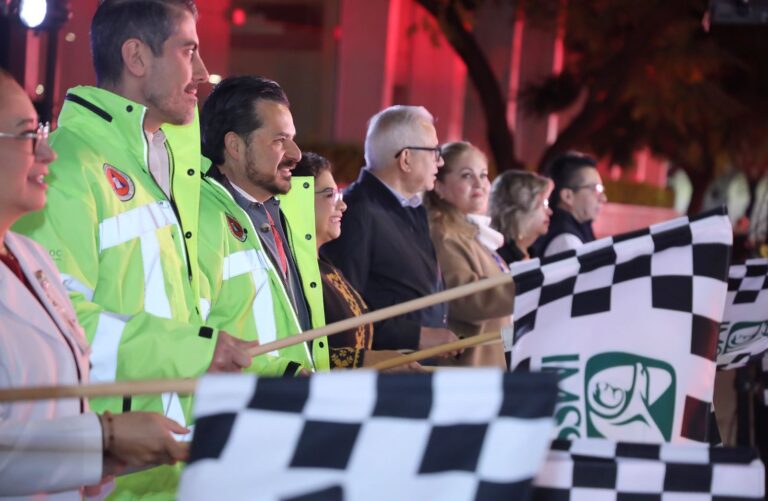 Zoé Robledo y Clara Brugada encabezan banderazo de entrega de mil ambulancias del IMSS
