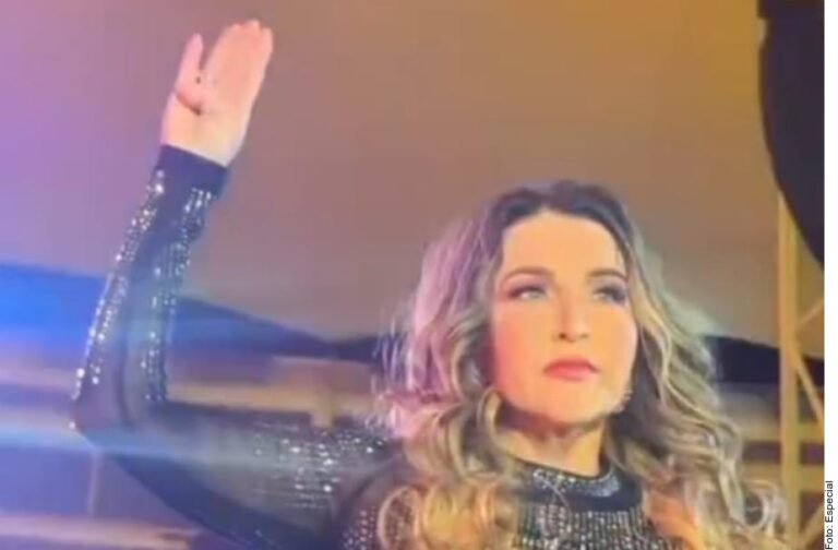 Alicia Villarreal hace señal de auxilio en concierto denunciando violencia familiar