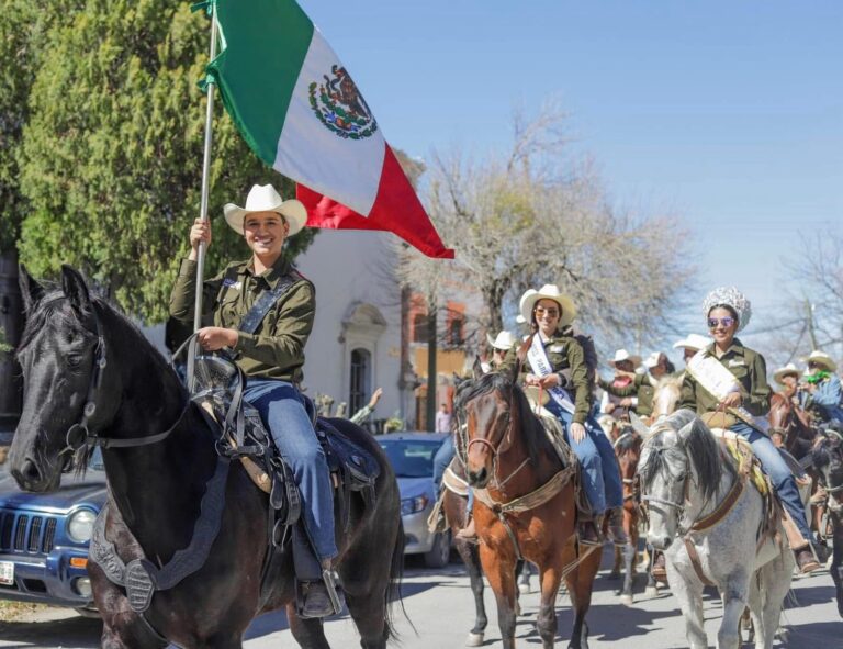 Arrancan festejos del 427 aniversario de Parras con cabalgata
