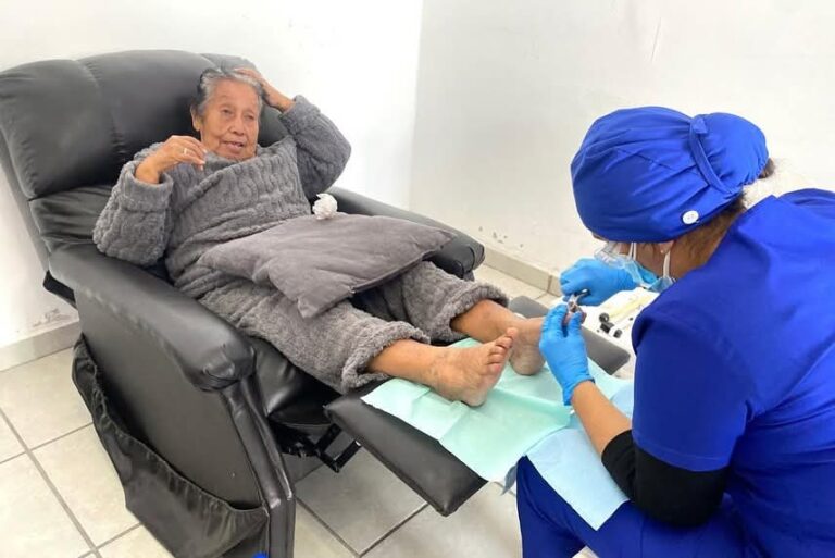 DIF Torreón arranca brigada de podología preventiva en favor de los adultos mayores
