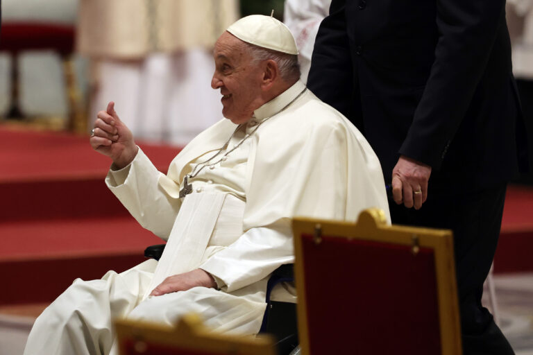 El Papa continúa con su terapia y fisioterapia respiratoria tras recaída