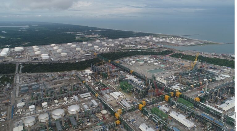 Exhiben contratos turbios y fallas en Dos Bocas 