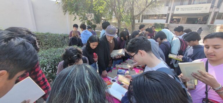 Fomenta UA de C la Lectura entre sus Universitarios con “El Stand de los Libros”