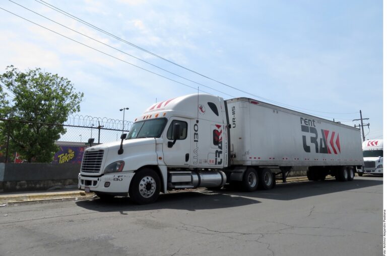 Gobierno federal analiza fotomultas para transporte de carga