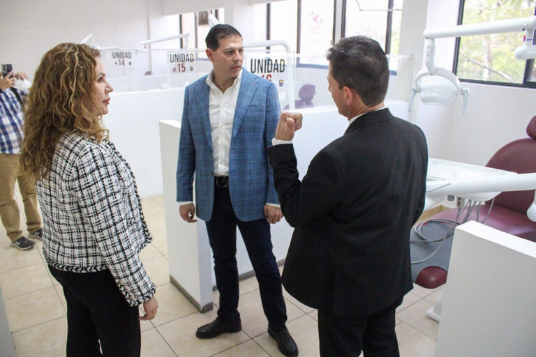 Inaugura Rector de la UA de C nuevas clínicas en la Facultad de Odontología de la Unidad Laguna