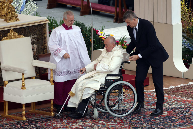 El papa Francisco seguirá hospitalizado; tiene insuficiencia renal leve