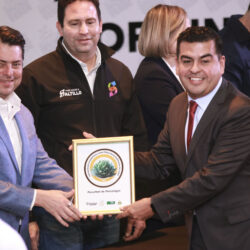 recibenEntrega de Constancias Oficina Verde-13