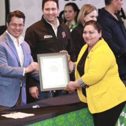 recibenEntrega de Constancias Oficina Verde-15