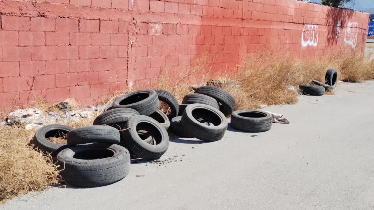 Reportan tiradero clandestino de llantas al sur de Saltillo