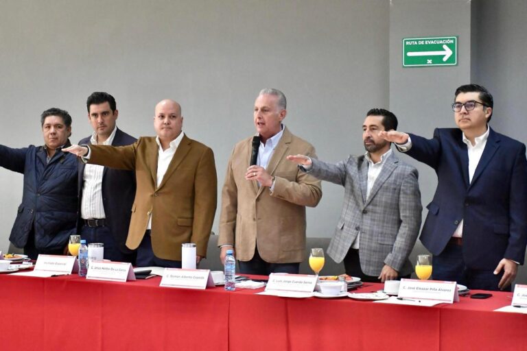 Román Alberto Cepeda toma protesta a nuevos consejeros del IMPLAN