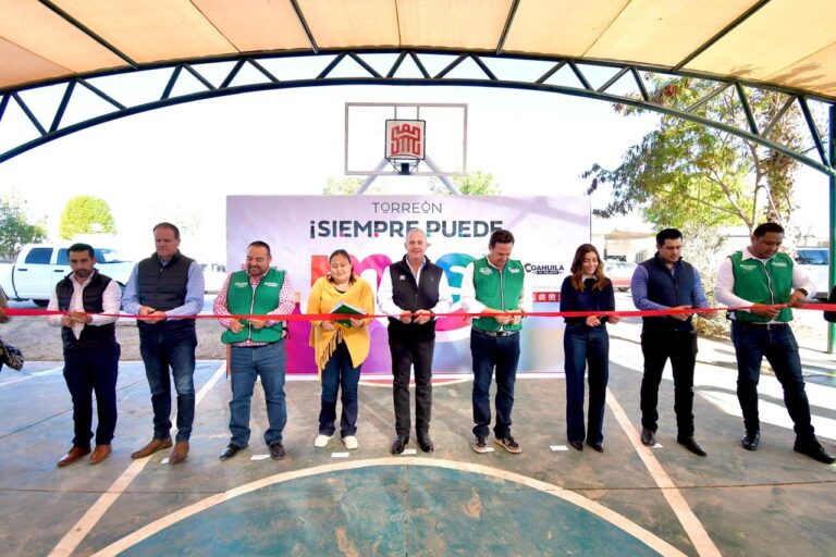 Román Alberto Cepeda entrega techumbre a vecinos de Villas San Agustín, en Torreón  