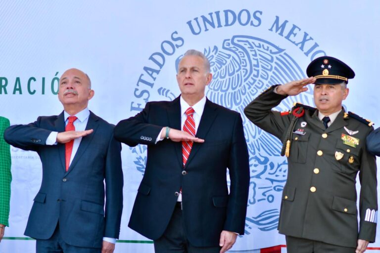 Román Alberto Cepeda González preside acto cívico del Día de la Bandera