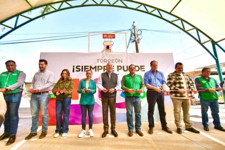 Román Cepeda entrega techumbre en el ejido La Paz, en Torreón