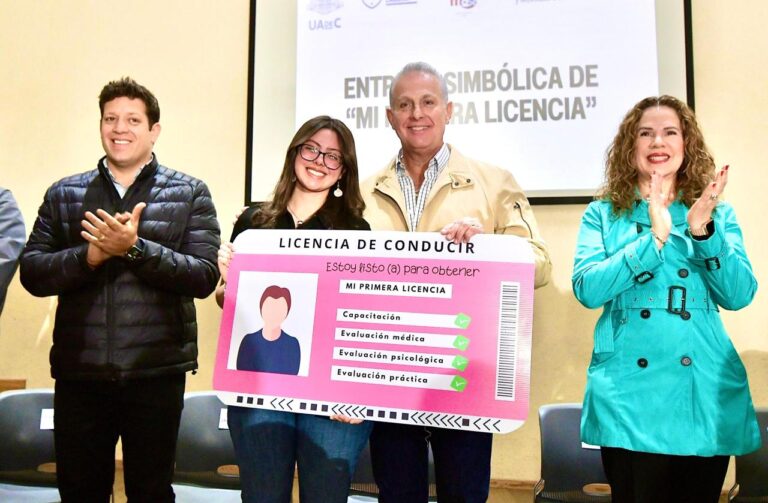 Román Cepeda hace entrega simbólica de su primera licencia de conducir a 112 estudiantes de la UA de C
