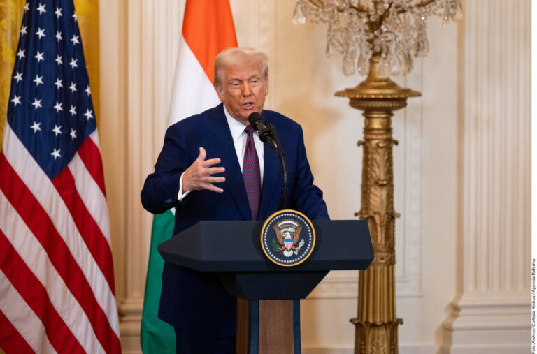 Impone Trump arancel del 25% a autos; entra en vigor el 2 de abril