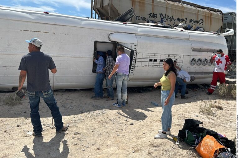 Embiste tren de carga a autobús de turistas en Cuatro Ciénegas