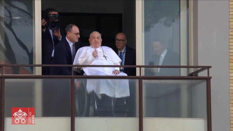 Dan de alta al Papa Francisco y reaparece en público