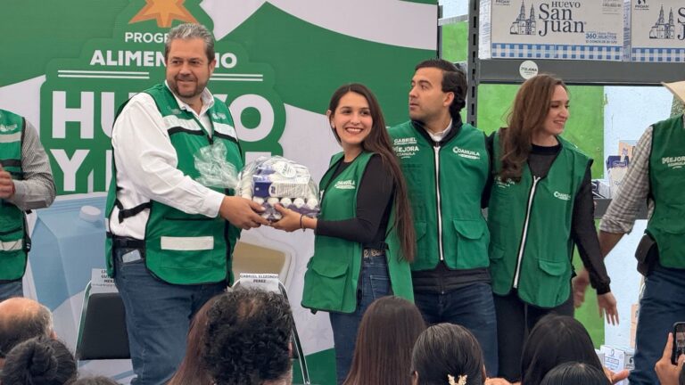 Benefician a familias de Ramos Arizpe con entrega de huevo y leche gracias al programa Mejora