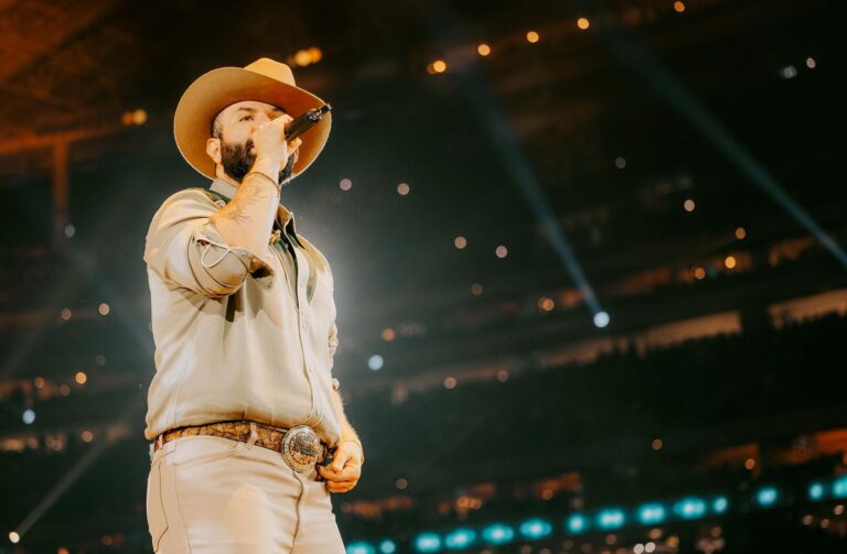 Carín León se presenta exitosamente en el RodeoHouston frente a más de 70 mil personas
