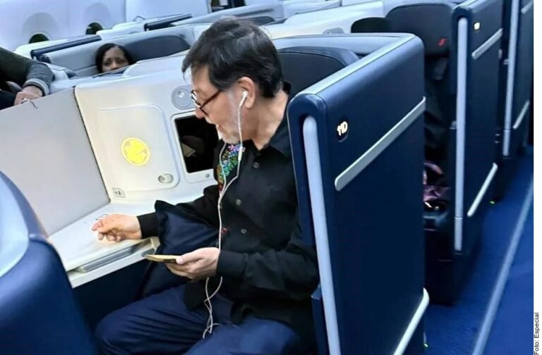 Confirma Noroña viaje en Business Class a Francia