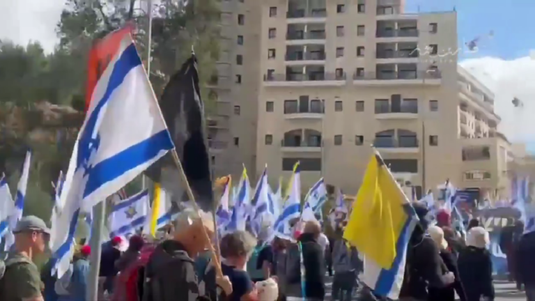 Miles de manifestantes marchan en Israel contra Netanyahu por poner fin a la tregua en Gaza