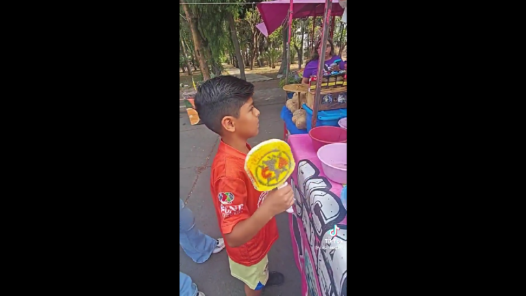 Vendedor ambulante conquista las redes con ‘la Jicaleta del América’