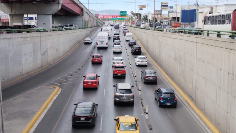 Con “fantasmas», delimitan carril de extrema derecha en el distribuidor vial «El Sarape» para agilizar flujo de vehículos