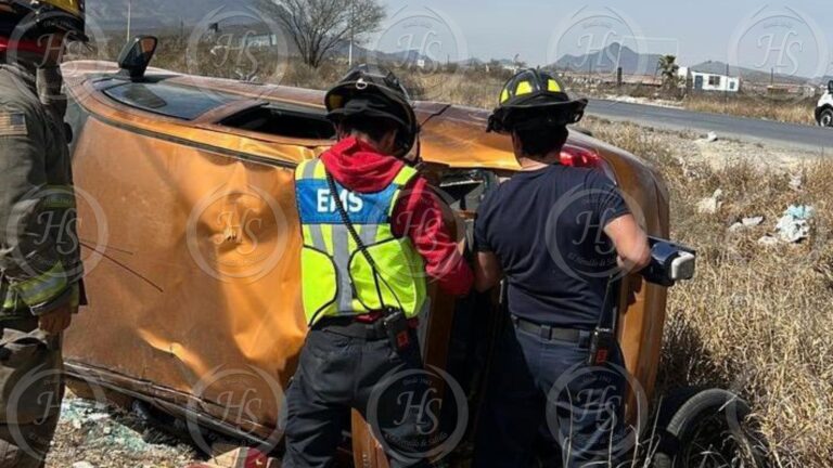 Dos heridos en volcadura sobre la carretera Los Pinos en Ramos Arizpe