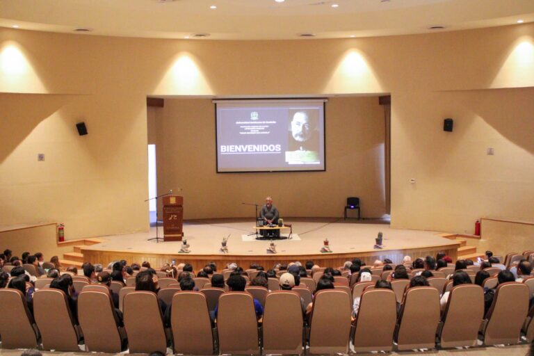 El reconocido escritor cubano Leonardo Padura ofreció una conferencia magistral en la UAdeC Unidad Laguna