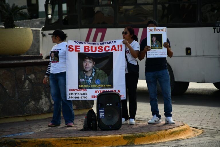 Familiares se manifiestan en Ramos Arizpe tras desaparición de joven 