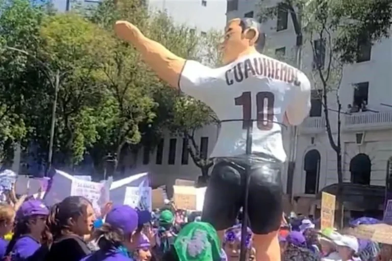 Llevan piñata de Cuauhtémoc Blanco en marcha del 8M en la Ciudad de México